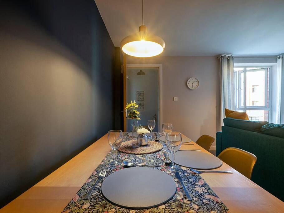 Lovely 2 Bedroom Apt At Ormeau Park W/ Free Parking Belfast Eksteriør bilde