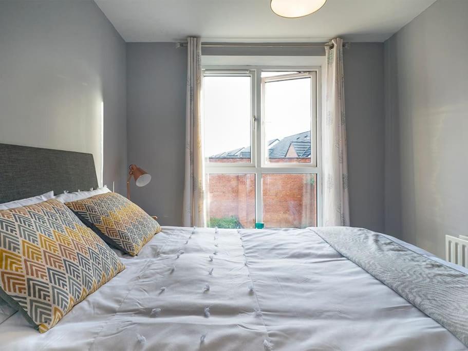 Lovely 2 Bedroom Apt At Ormeau Park W/ Free Parking Belfast Eksteriør bilde